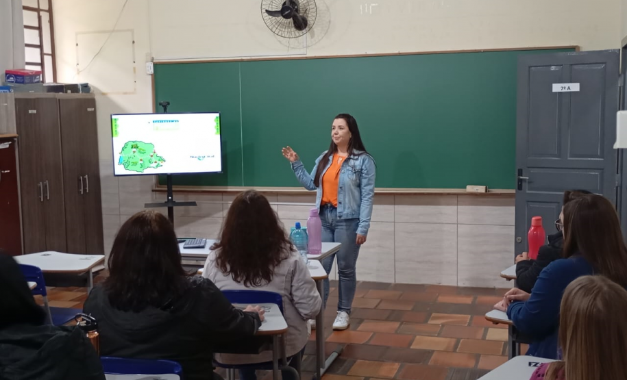 Na Escola Estadual do Campo Santa Catarina de Alexandria, em Prudentópolis/NRE Irati, a pedagoga Priscila de Ramos. Foto: Divulgaçã